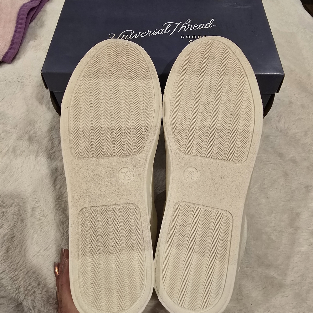 Universal Thread White Low-Top Sneakers - Picture 3 of 5